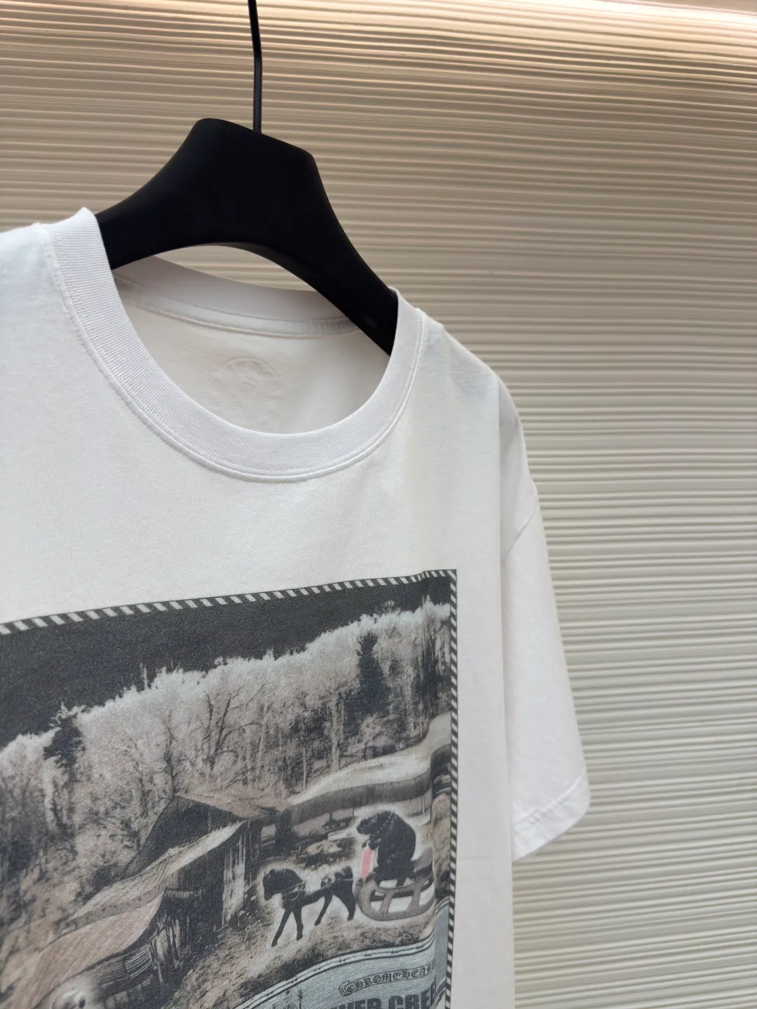 Chrome Hearts Oil Painting Short Sleeve ●Item No.: 1680013-X90 ●Material: pure cotton fabric ●Technology: Printing ●Version: Fitted version ●Weight: about 230 grams ●Size: S-M-L ●Description: The fabric is made of 26-woven 200-gram cotton. Printing is very important here. The ink used in the original version is beyond the standard printing, and ordinary printing factories have no ability to restore it. After visiting many factories, the final efforts paid off. The overall wiring is straight and delicate, the fabric is comfortable and soft, and the color is consistent with no color difference. It can be matched with the same style to create a fashionable look and control various occasions. Customized accessories, complete with three standards, same style for men and women!